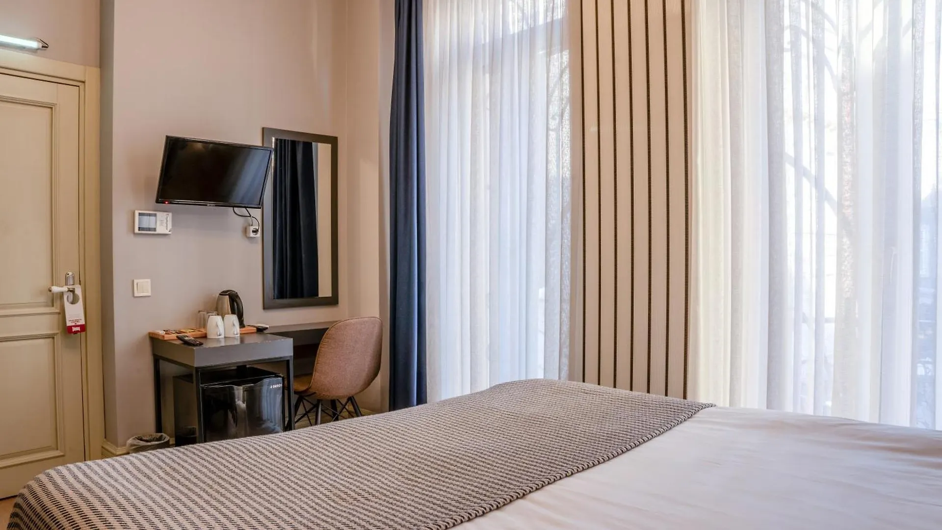 November Hotel Istanbul Bed & Breakfast